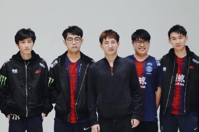 通过与球员 通过与球员